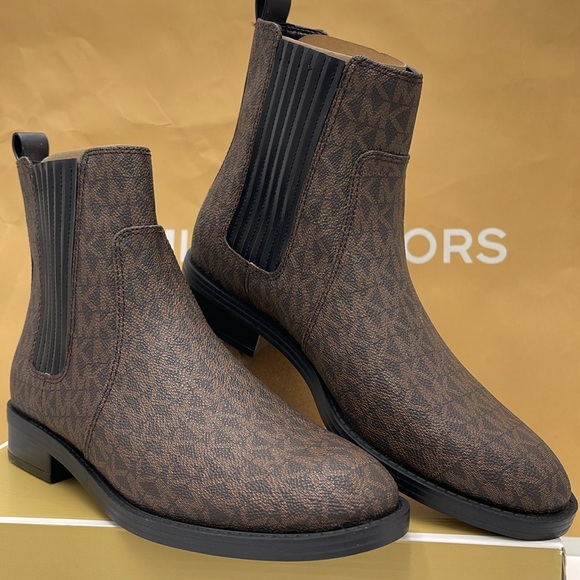 Michael Kors ELLA FLAT BOOTIE MK SIG SM
49F4ELFE5B
BROWN - Picture 4 of 16